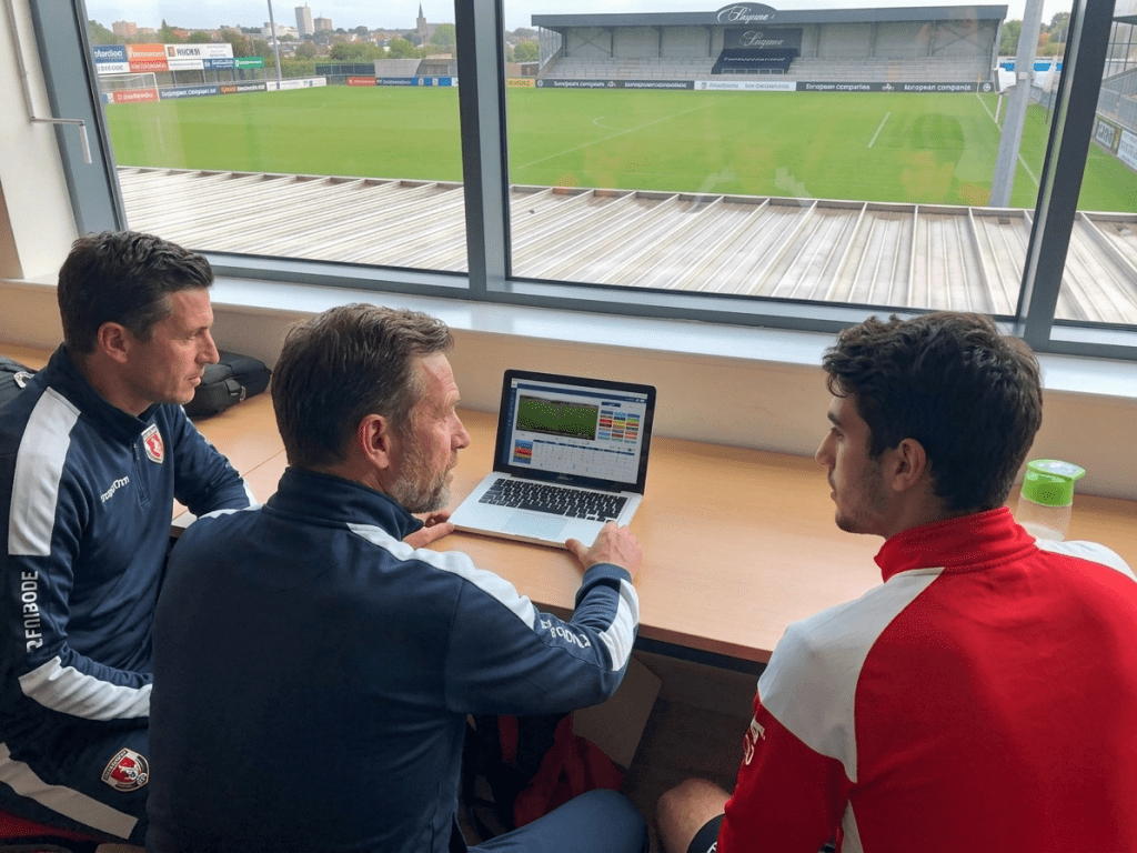 Stručni tim analizira podatke i strategiju razvoja sportskog kluba u modernom okruženju stadiona