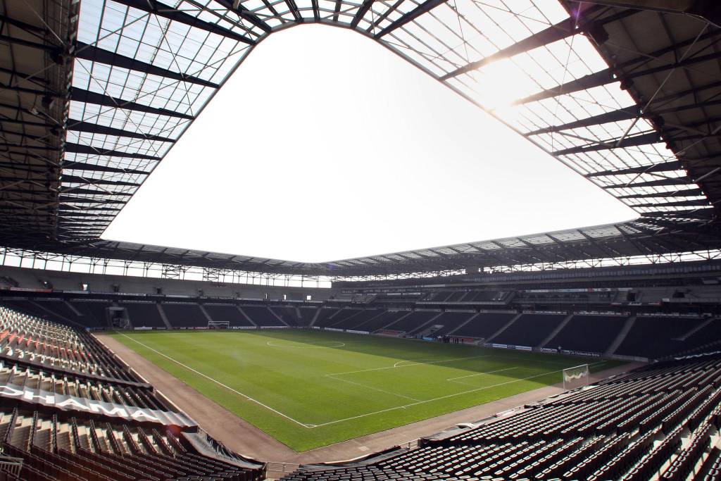 Nogometni stadion s modernim krovom i travnatim terenom